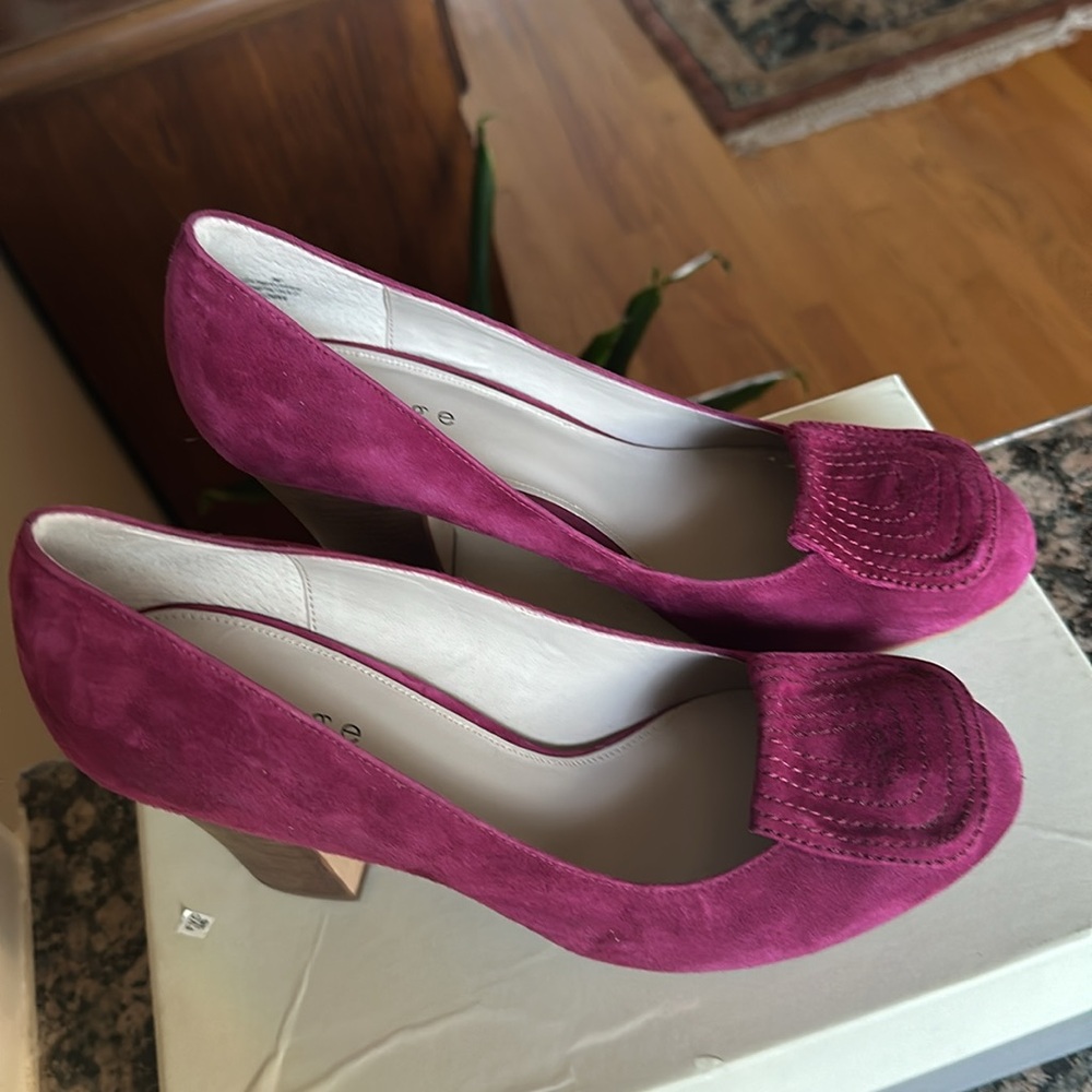 Hinge Burgundy Suede Mallory-Lea pumps, never worn! 9